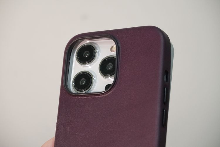 iPhone 13 Pro 原廠手機殼無法裝入 iPhone 14 Pro 模型機上。黃子倫攝