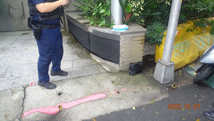 蔡男為躲避警方查緝，將裝有槍彈的包包棄置路旁。翻攝畫面