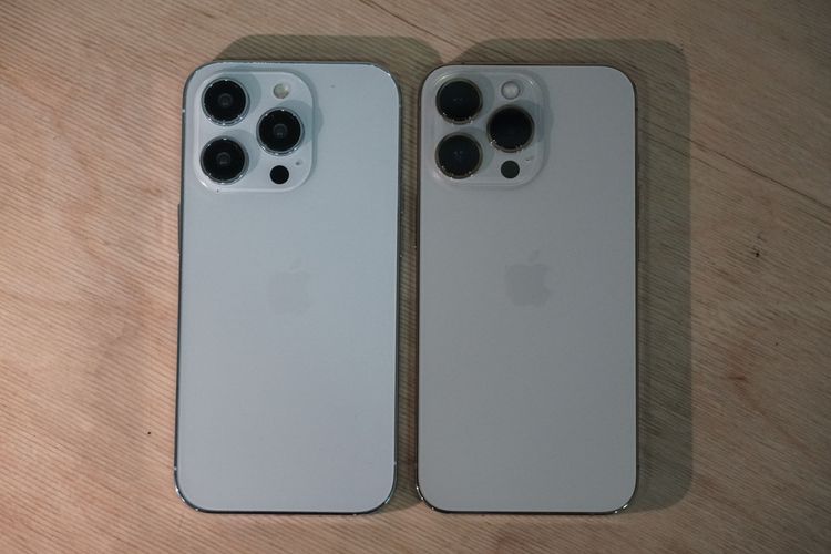 iPhone 14 Pro 白（星光）色模型機（左），與 iPhone 13 Pro 金色。黃子倫攝
