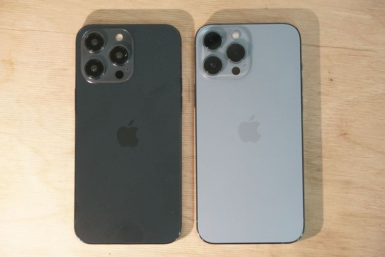 iPhone 14 Pro Max 模型機石墨色（左）與 iPhone 13 Pro Max 天峰藍色。黃子倫攝