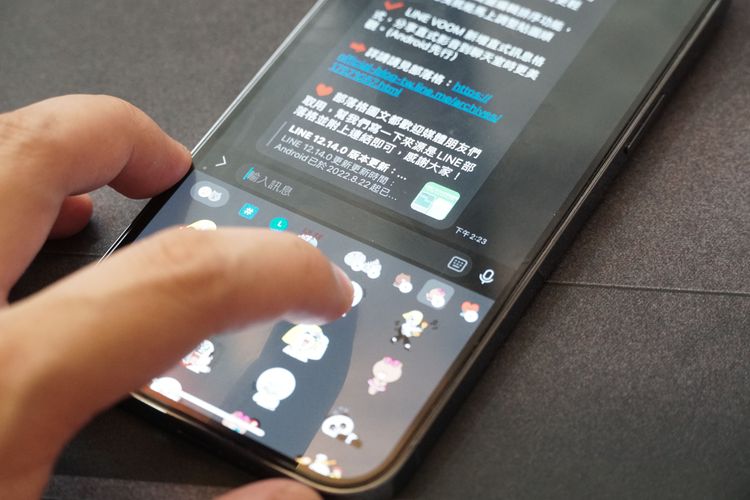 手指拖曳可以調整貼圖順序。黃子倫攝