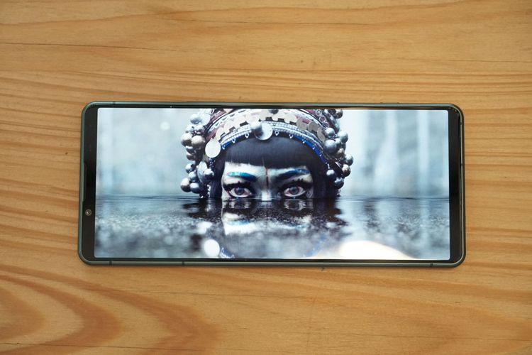 6.1 吋 21:9 HDR OLED 螢幕，顯示亮度與立體度佳。黃子倫攝