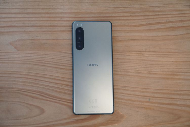 霧面機背設計，直排三鏡頭和置中 Sony logo。黃子倫攝