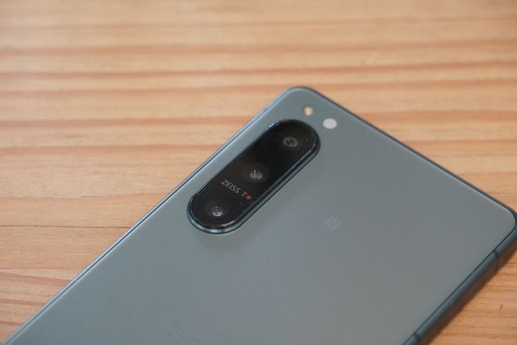 蔡司調校三鏡頭，上到下依序為超廣角、主廣角與望遠，是用多種情境。黃子倫攝