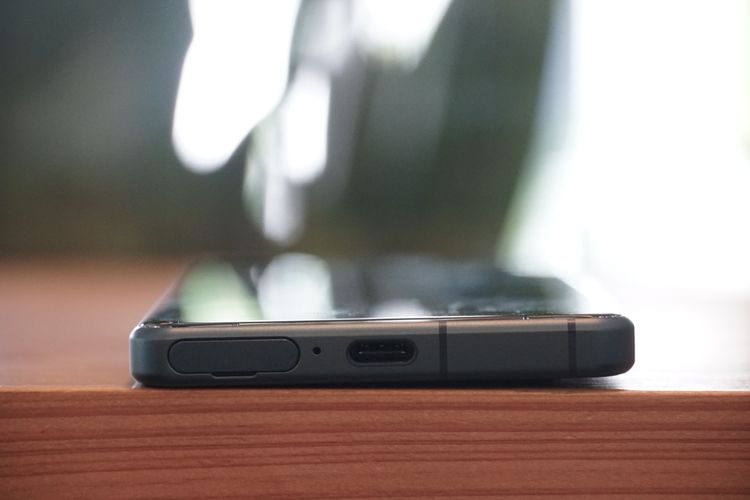 底邊框 SIM 卡匣與 USB-C 埠。黃子倫攝