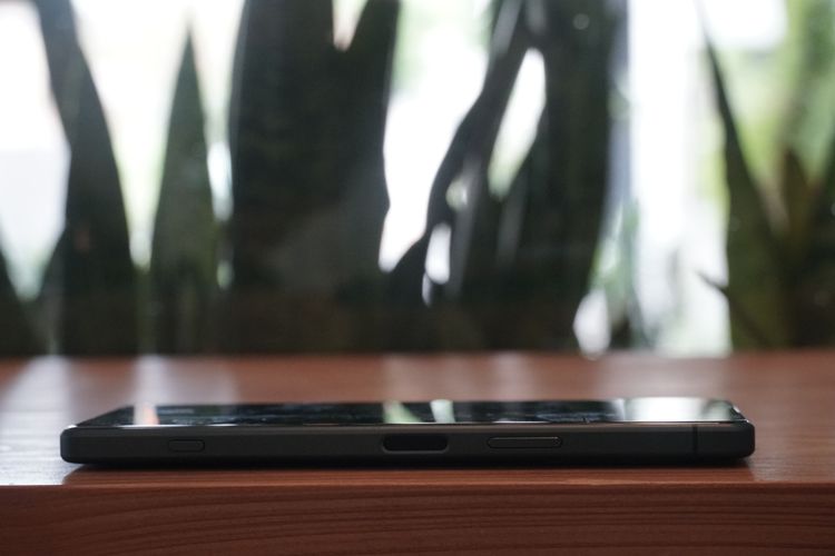 右側邊框取消 Google 助理鍵，整合到支援指紋辨識的電源鍵，還有足具特色的下方快門按鍵。黃子倫攝