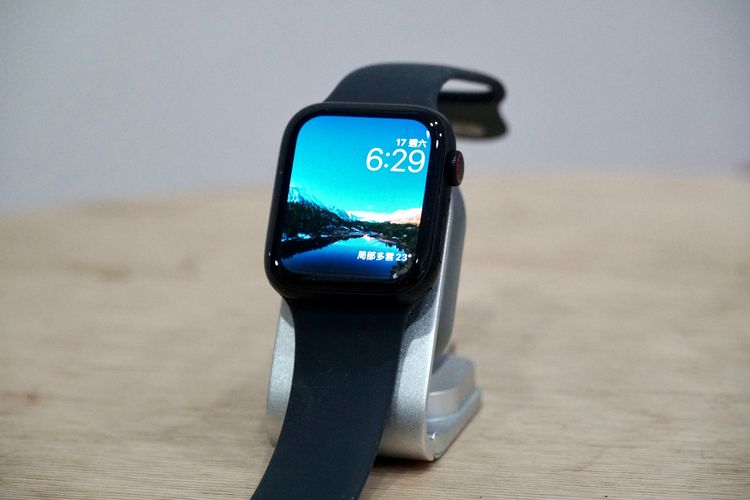 Apple Watch SE2，售價 7900 元起。黃子倫攝