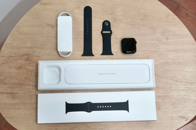 Apple Watch SE2 44mm 午夜色開箱。黃子倫攝