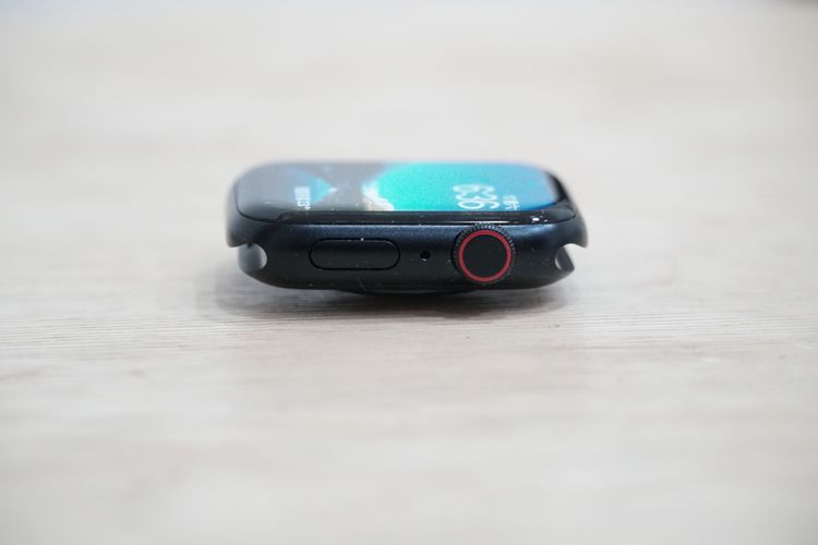 行動網路版本在數位錶冠上會有紅圈顯示，下方為側面按鈕。黃子倫攝