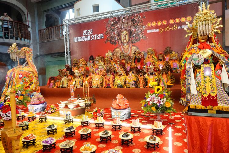 來自26間宮廟近50尊媽祖神像駐駕宜蘭縣政府縣民大廳。林泊志攝