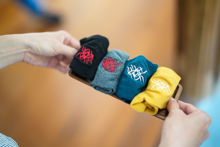 敝墟書店規定必須著襪進入，現場另販售4款短襪供遊客選購。田欣雲攝