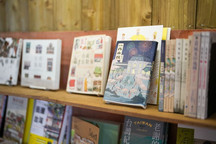 在敝墟書店內，可閱覽到許多市面少見、以台南為主題的台南市文化局出版品。田欣雲攝