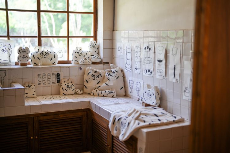 屋尾廚房打造成小藝廊，定期邀請藝術家進駐展出。田欣雲攝影