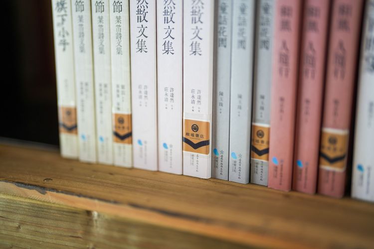 民眾可在屋內放鬆看書，也能借閱部分貼上標籤的書籍。田欣雲攝