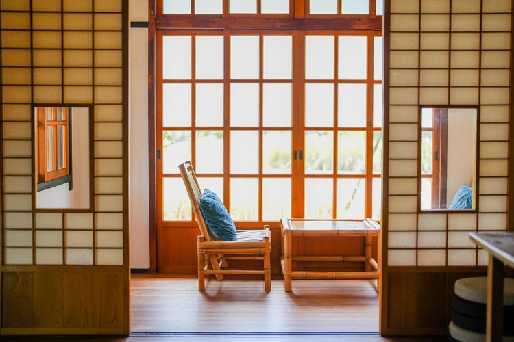 店內用藤竹編座椅與木格子窗，營造懷舊氛圍。田欣雲攝