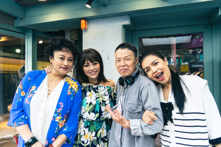 紀曉君（左起）和戴愛玲、阿洛開心和導演王小棣（右二）合作。三禾行銷提供