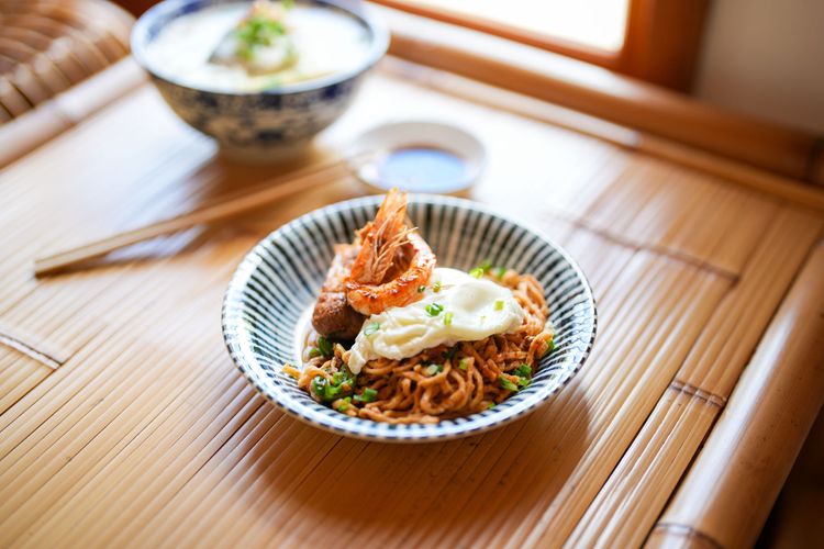 花漏窗 麻辣乾拌麵，130元。