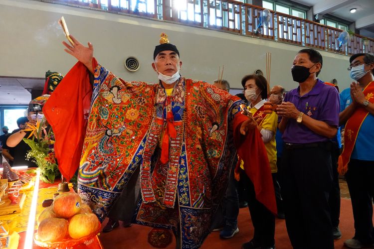 道士替平安符加持。林泊志攝