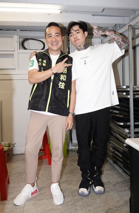 謝和弦與皓皓開心合影。陳德興攝