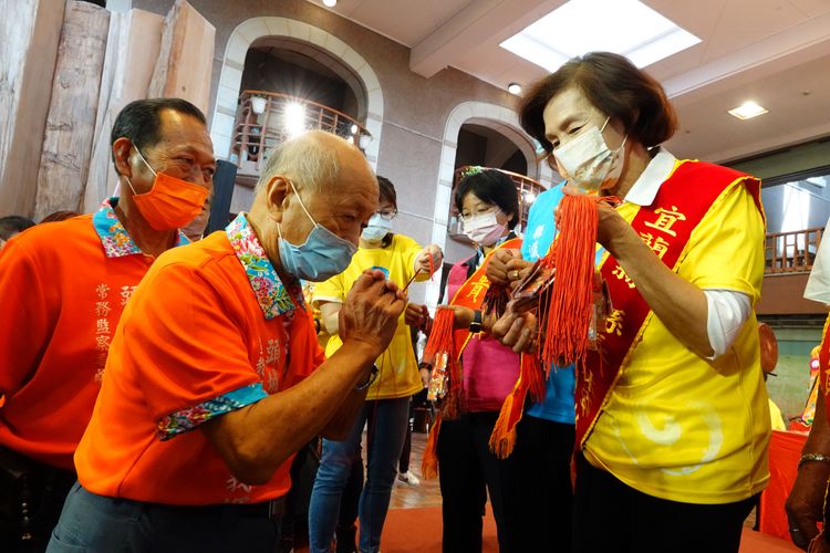 宜蘭縣長林姿妙分送限量版2022蘭陽媽祖文化節平安符。林泊志攝