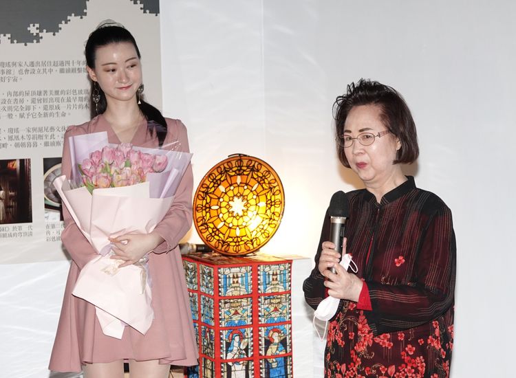 陳可嘉（左）笑著看奶奶瓊瑤。陳德興攝