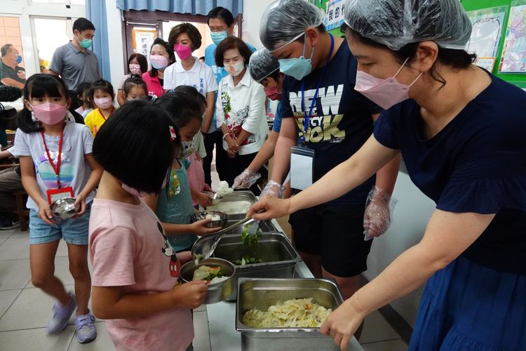 宜蘭縣政府持續精進學童午餐管理，推出「營養午餐3.0」計畫，建立數位化管理，從食材源頭、製作到食用，家長都可清楚掌握。林泊志攝
