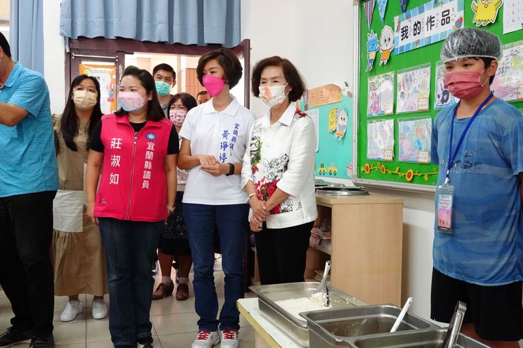 宜蘭縣長林姿妙及議員前往校園視察營養午餐狀況。林泊志攝