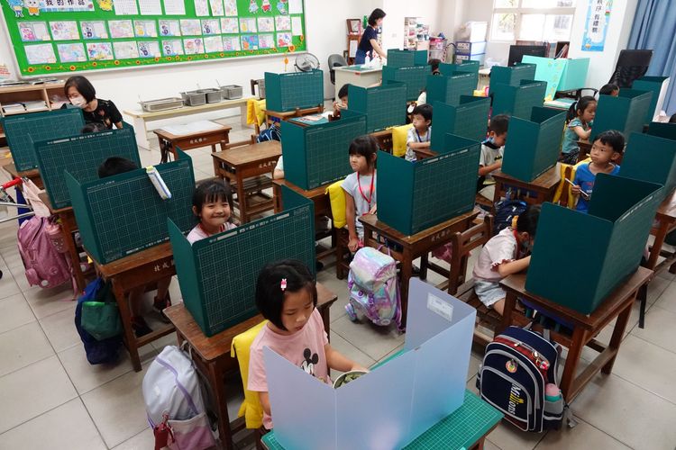 防疫期間學童以隔板品嚐營養午餐。林泊志攝