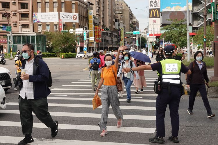 民眾熱情向陳時中等人揮手。陳德興攝