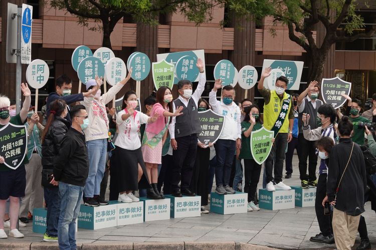 陳時中（前中）等人今到中正區站路口、宣傳18歲公民權修憲案。陳德興攝