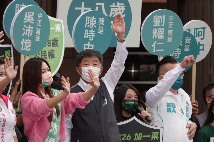 陳時中（中）向民眾揮手。陳德興攝