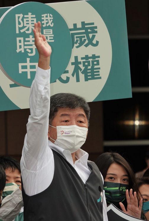 陳時中向民眾揮手致意。陳德興攝