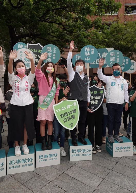 團隊準備寫有參選人姓名的手舉牌。陳德興攝