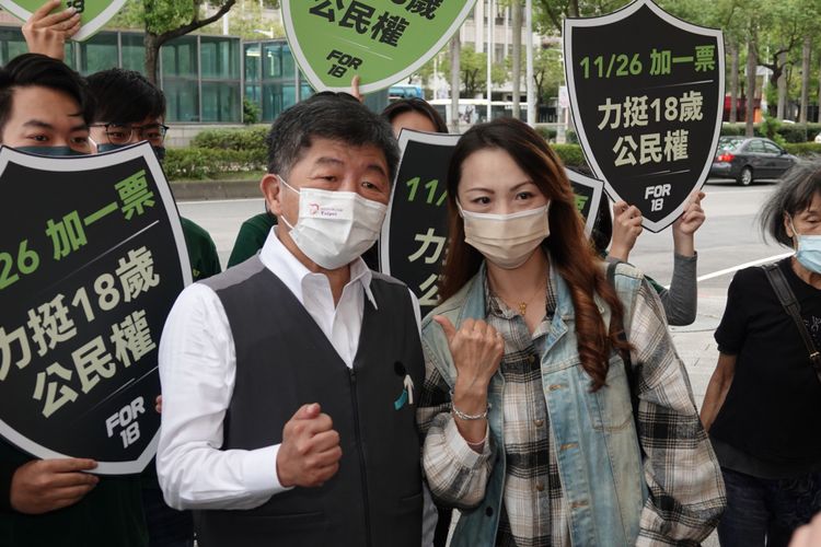 陳時中（左）分享，習慣後會多開直播。陳德興攝