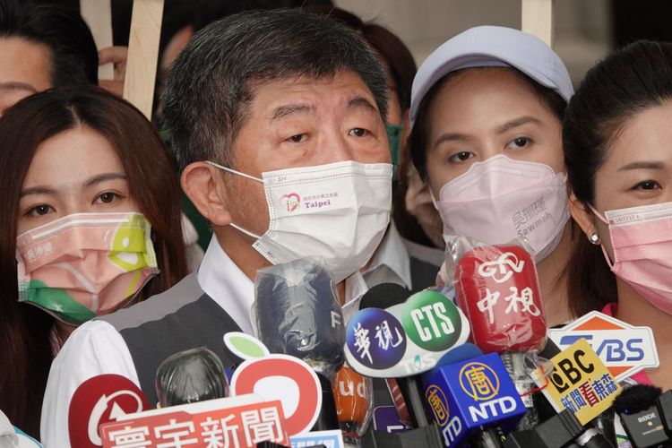 陳時中（中）表示，在一線需要面對很多抉擇。陳德興攝