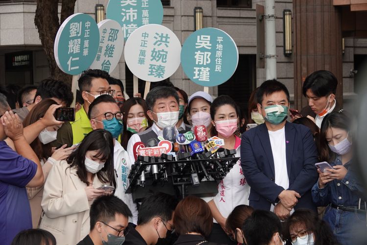 陳時中（中）說，自己沒想到講萬安像什麼。陳德興攝