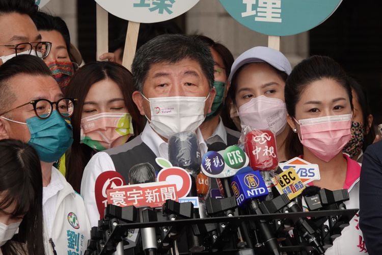 陳時中（中）認為市府和發言人的態度都要嚴謹些。陳德興攝