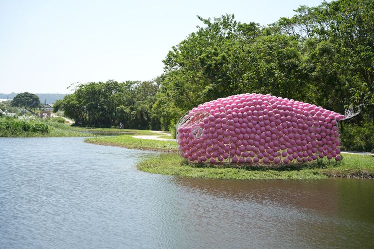 藝術家「羅元鴻」以鋼筋、鐵網與安全帽內保麗龍等素材製作了象徵台灣農民公敵的福壽螺卵「粉紅泡泡」，藉此探討環境議題。黃盈甄攝