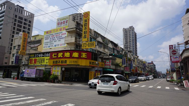 仁雄路為連接仁武與三民及左營重要幹道。葉家銘攝