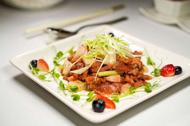 彩豐樓「柚香涼拌宜蘭鴨賞」（320元）將柚子果肉與煙燻宜蘭鴨賞結合，帶來鹹、甜、微酸等多重滋味。田欣雲攝