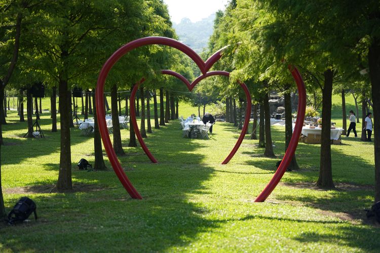 「食地景」活動為地景藝術節招牌特色，每年都獲得熱烈響應，圖為位於「大溪河濱公園落羽松林」開席的「食生態」。黃盈甄攝