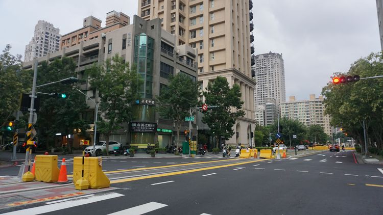 兩大豪宅聚落房價不斷飆漲，首購族將被驅離。葉家銘攝