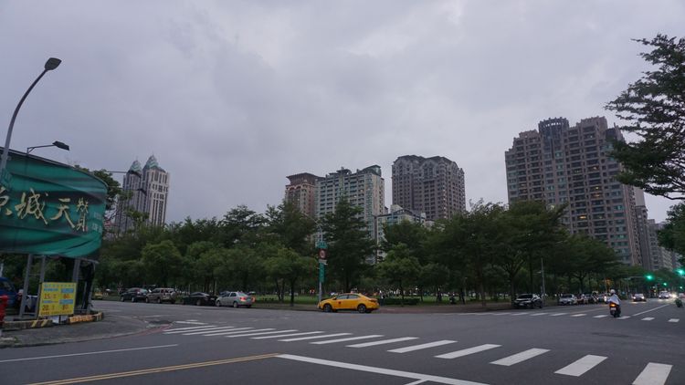 高雄鼓山區農16特區為高市房價最貴區，區段因有百貨、捷運與公園，已被塑造為豪宅聚落。葉家銘攝