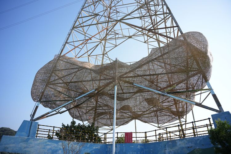 藝術家「游文富」以竹與鐵件等素材於高壓電塔上創作「雲之塔」。黃盈甄攝