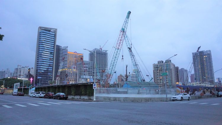 高雄建商待售百坪豪宅多數位於精華地段，但總價往往超過4000萬元必須限制貸款成數。葉家銘攝