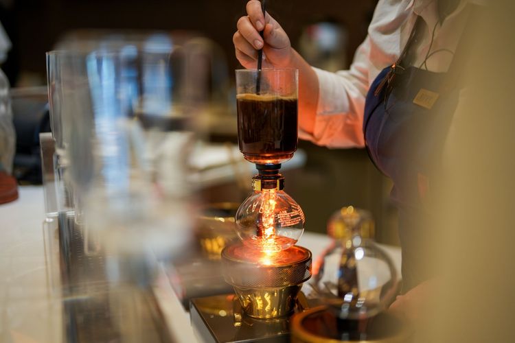 卡啡那提供虹吸咖啡，口味偏厚重濃郁。田欣雲攝
