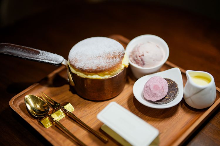 必點的舒芙蕾以銅鍋現烤，得等上20分鐘才能品嘗。田欣雲攝