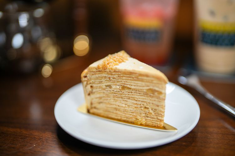 「焦糖蘋果千層」是在甜點主廚鑽研特製的軟嫩蛋皮間，融合了香緹奶油。田欣雲攝