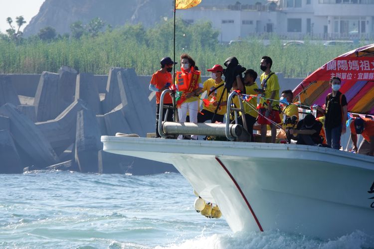 宜蘭縣長林姿妙站在船首向參與民眾致意。林泊志攝