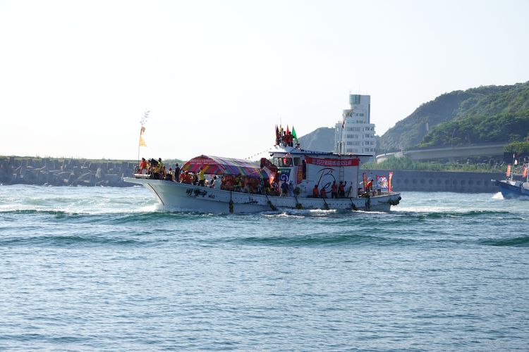 媽祖搭乘的海上遶境總指揮船，宜蘭縣長林姿妙站在船首與參與民眾致意。林泊志攝